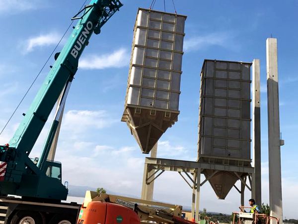 Montaje con grúa de dos silos en la planta del cliente