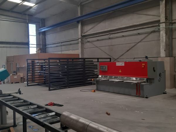 Interior del taller de Calderería La Plana con cizalla y maquinaria de corte