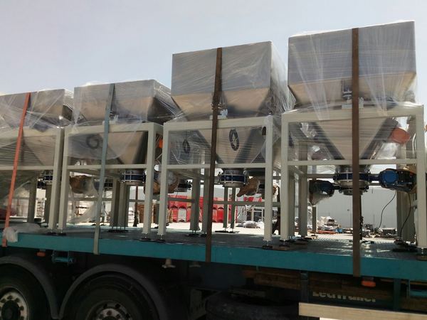 Tolvas sobre estructura cargadas en un camión para su transporte